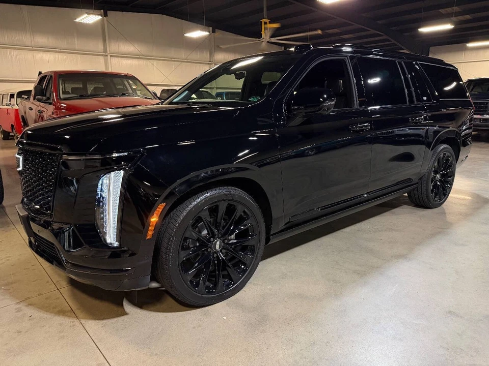 2025 Cadillac Escalade 5th Gen - Image 11 of 12