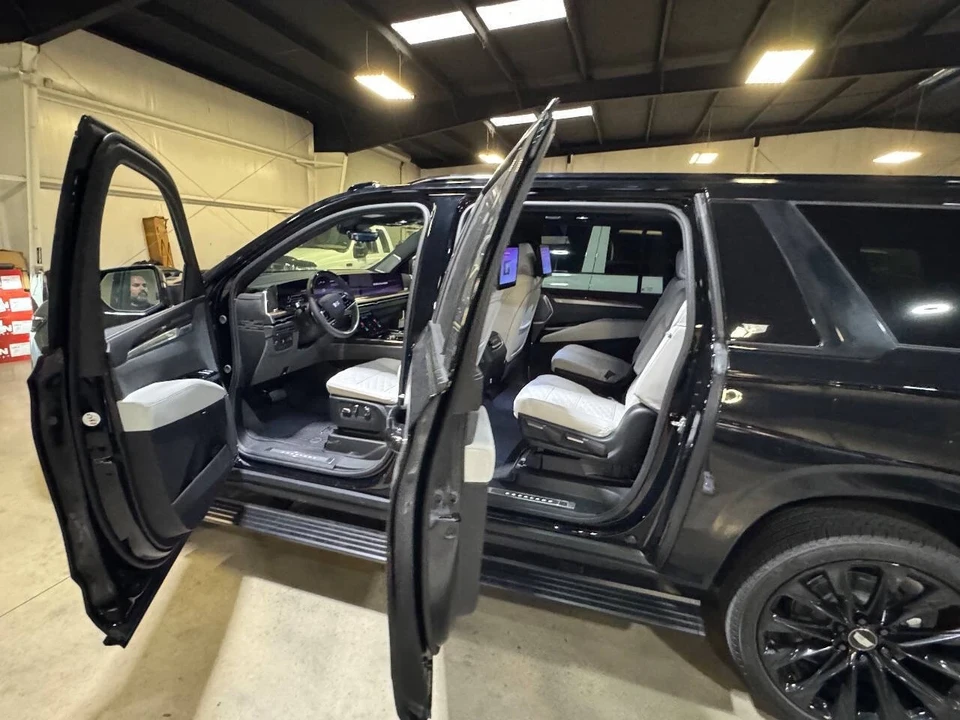 2025 Cadillac Escalade 5th Gen - Image 9 of 12