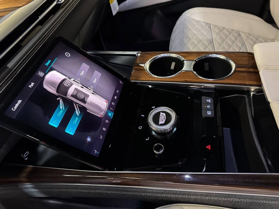 2025 Cadillac Escalade 5th Gen - Image 11 of 12