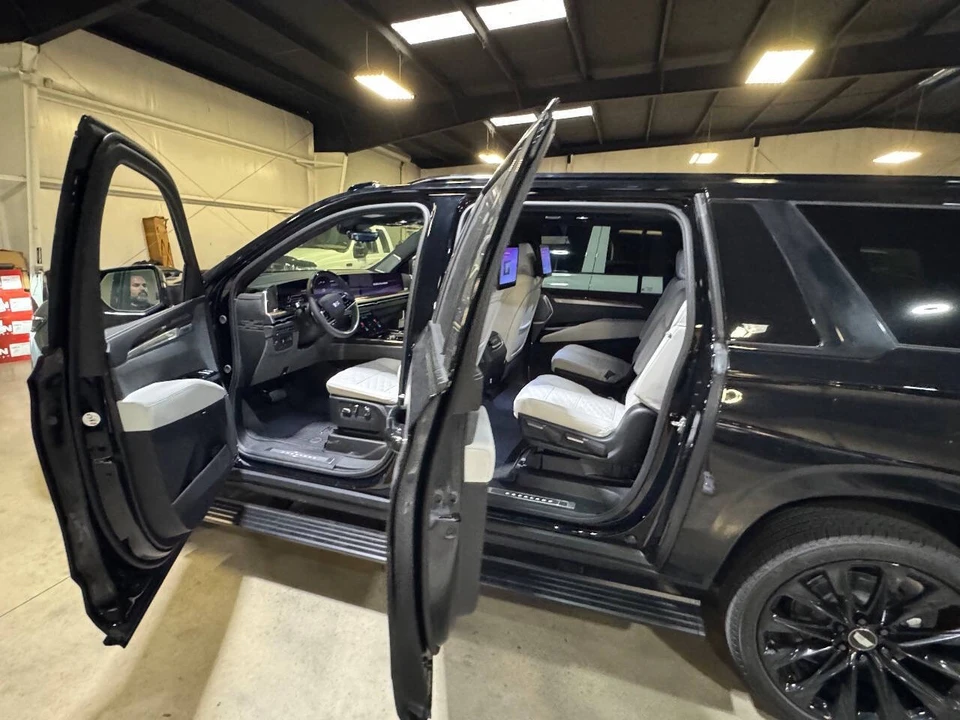 2025 Cadillac Escalade 5th Gen - Image 9 of 12