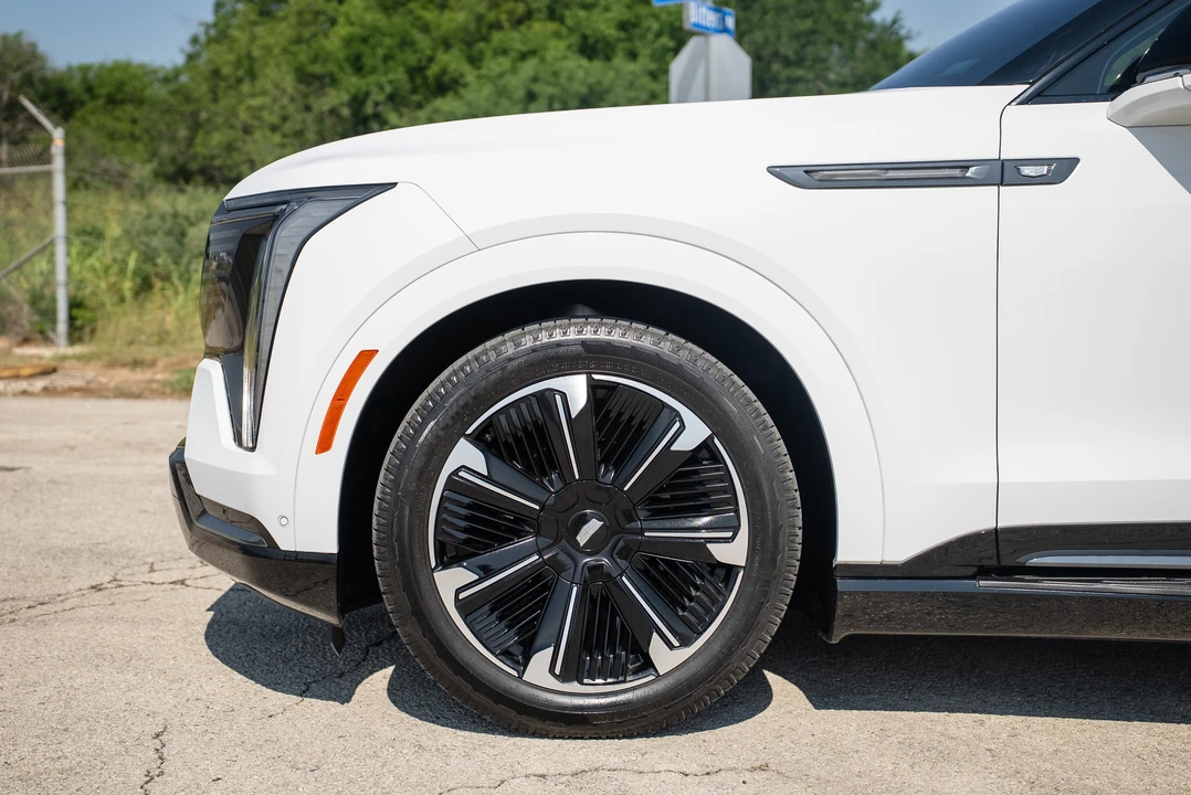 2025 Cadillac Escalade IQ - Image 24 of 31