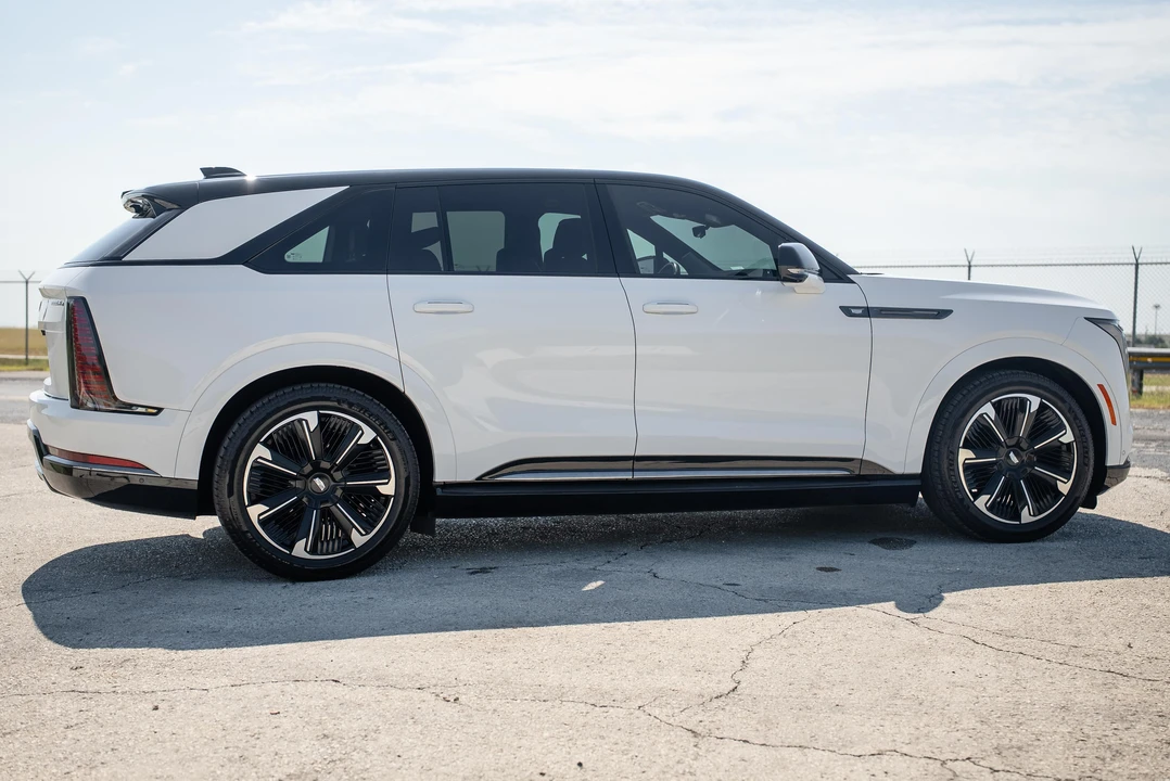 2025 Cadillac Escalade IQ - Image 15 of 31