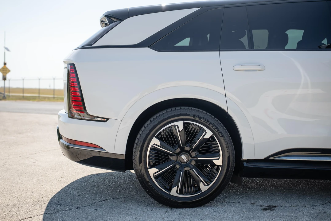 2025 Cadillac Escalade IQ - Image 30 of 31
