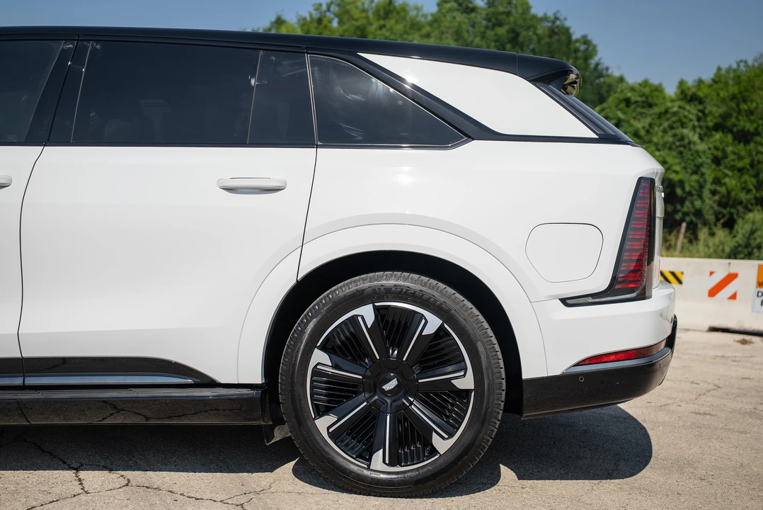2025 Cadillac Escalade IQ - Image 26 of 31