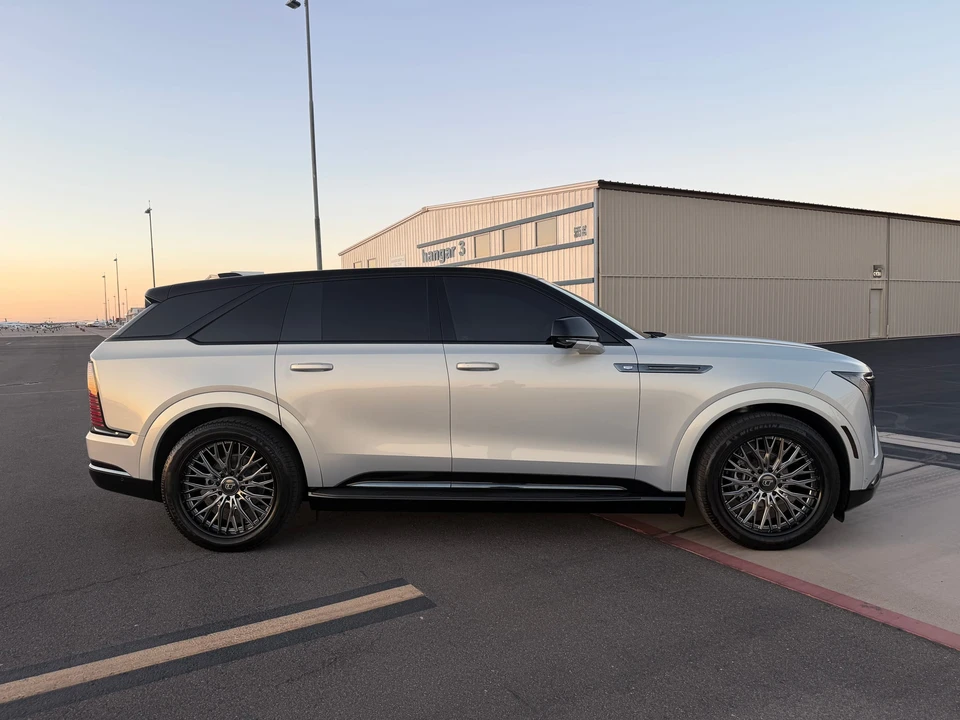 2025 Cadillac Escalade IQ - Image 14 of 31