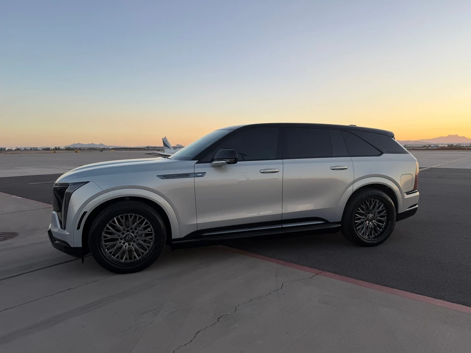 2025 Cadillac Escalade IQ - Image 22 of 31