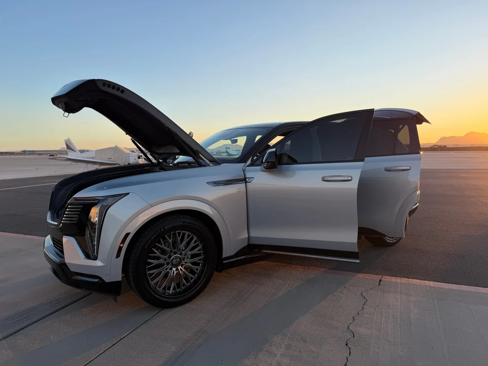 2025 Cadillac Escalade IQ - Image 26 of 31