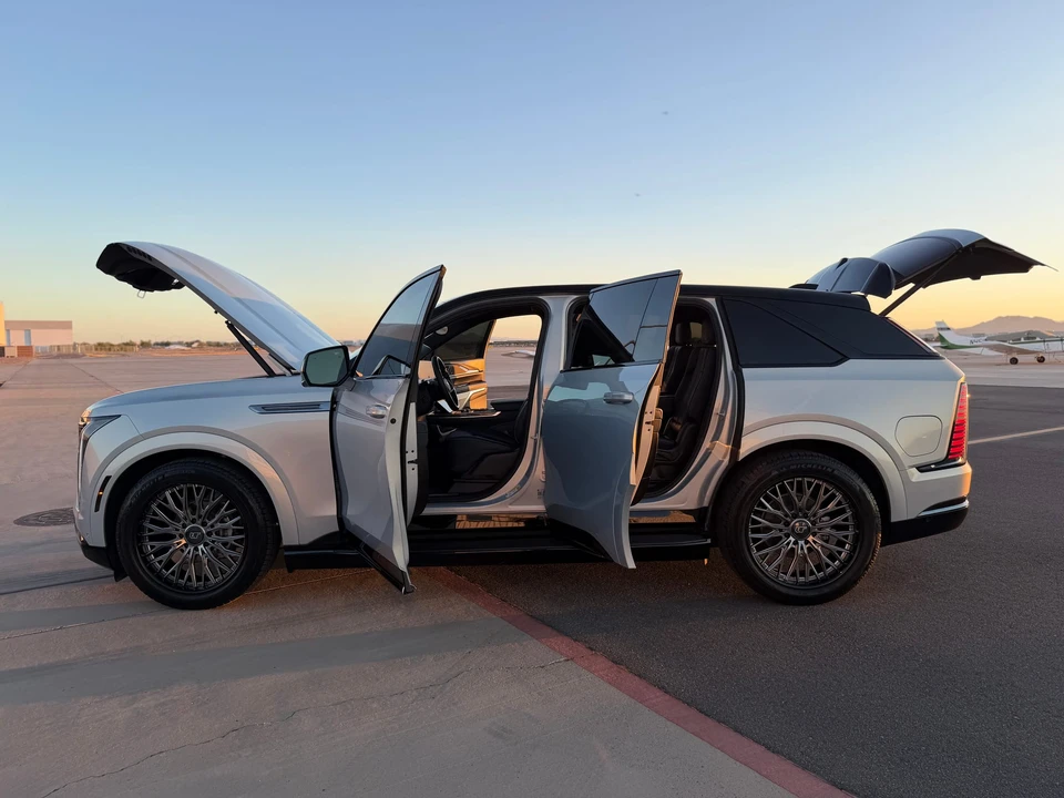 2025 Cadillac Escalade IQ - Image 24 of 31