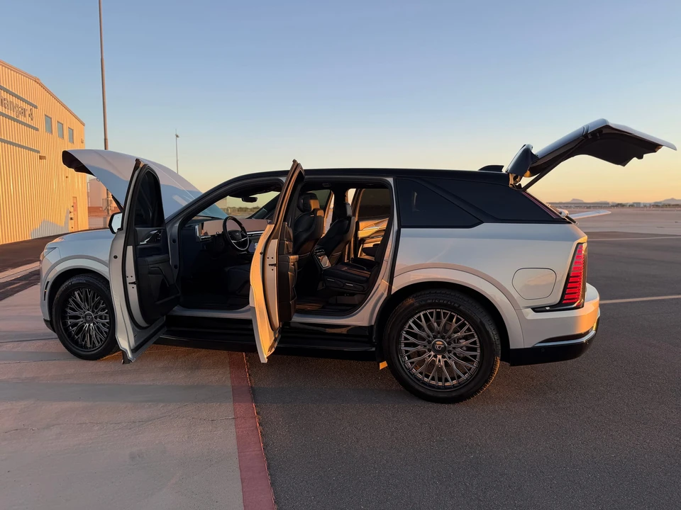 2025 Cadillac Escalade IQ - Image 23 of 31