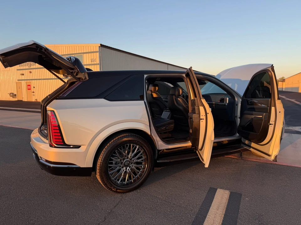 2025 Cadillac Escalade IQ - Image 30 of 31