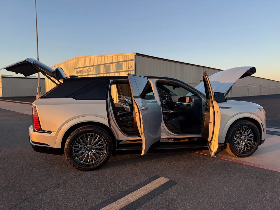 2025 Cadillac Escalade IQ - Image 29 of 31