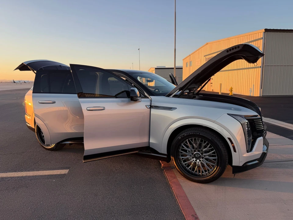 2025 Cadillac Escalade IQ - Image 28 of 31