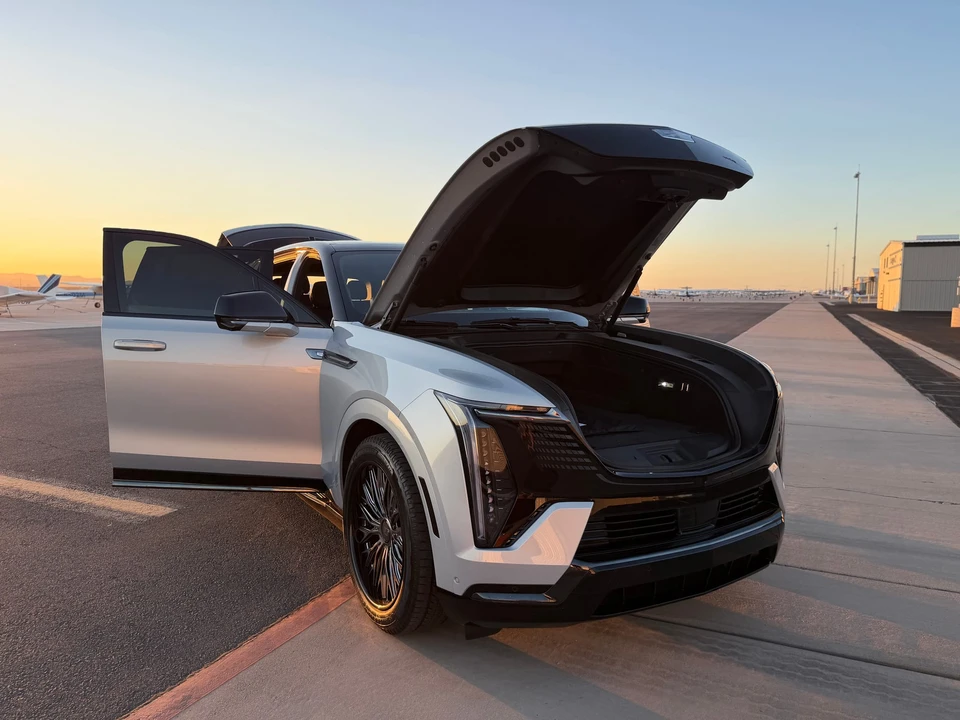 2025 Cadillac Escalade IQ - Image 27 of 31