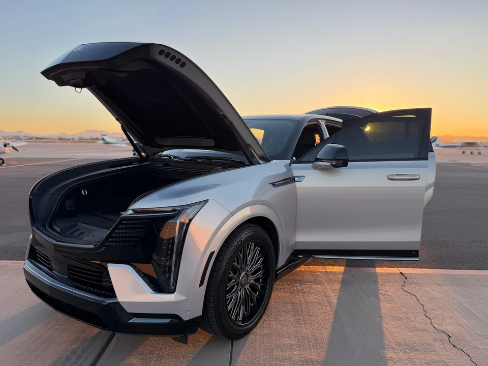 2025 Cadillac Escalade IQ - Image 25 of 31