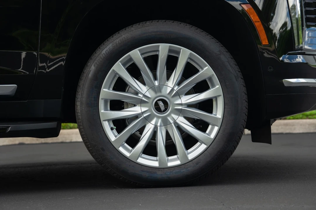 2025 Cadillac Escalade 5th Gen - Image 9 of 12