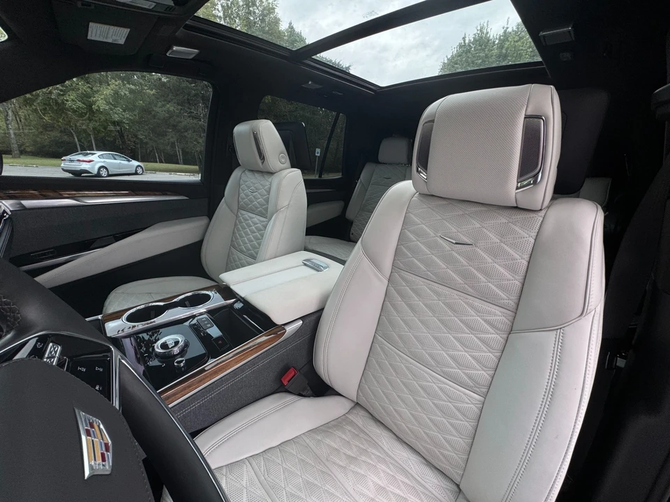 2025 Cadillac Escalade 5th Gen - Image 11 of 12