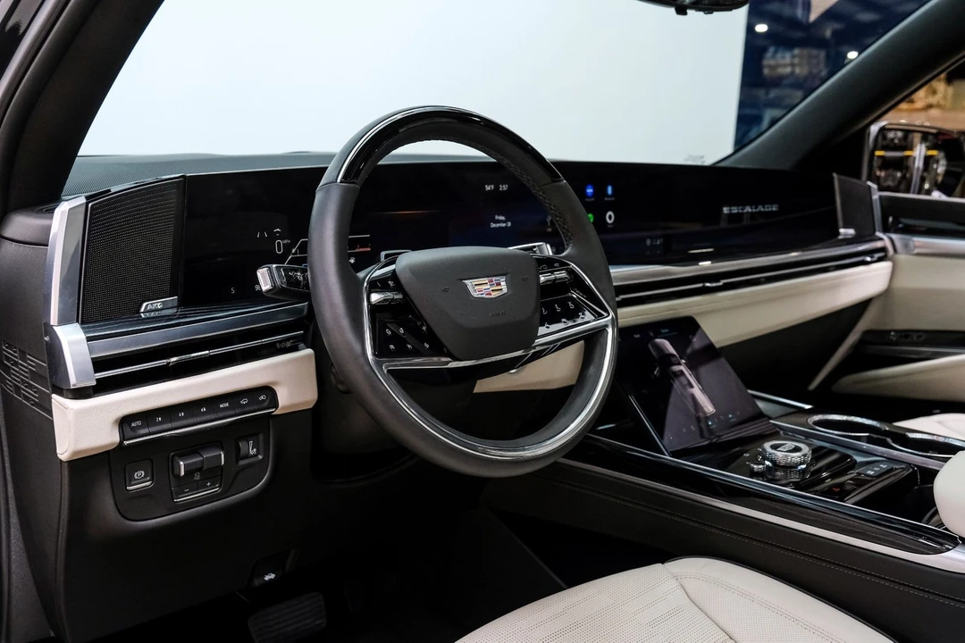 2025 Cadillac Escalade 5th Gen - Image 11 of 12