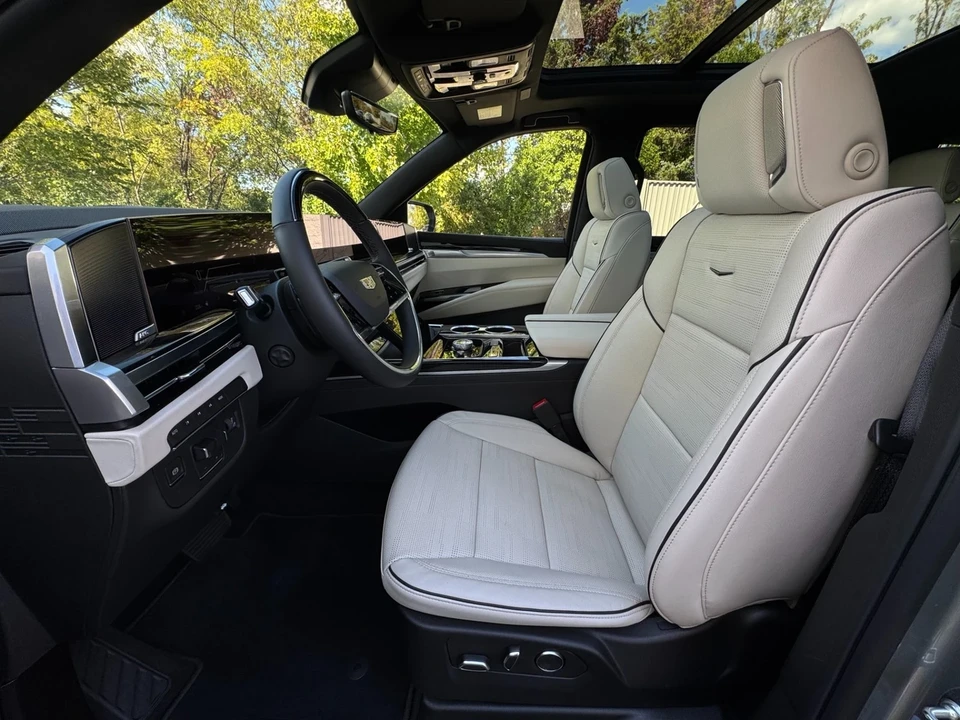 2025 Cadillac Escalade 5th Gen - Image 9 of 12
