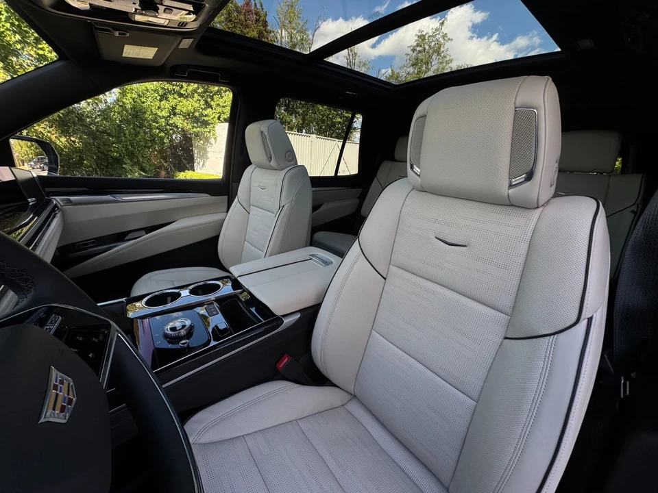 2025 Cadillac Escalade 5th Gen - Image 11 of 12