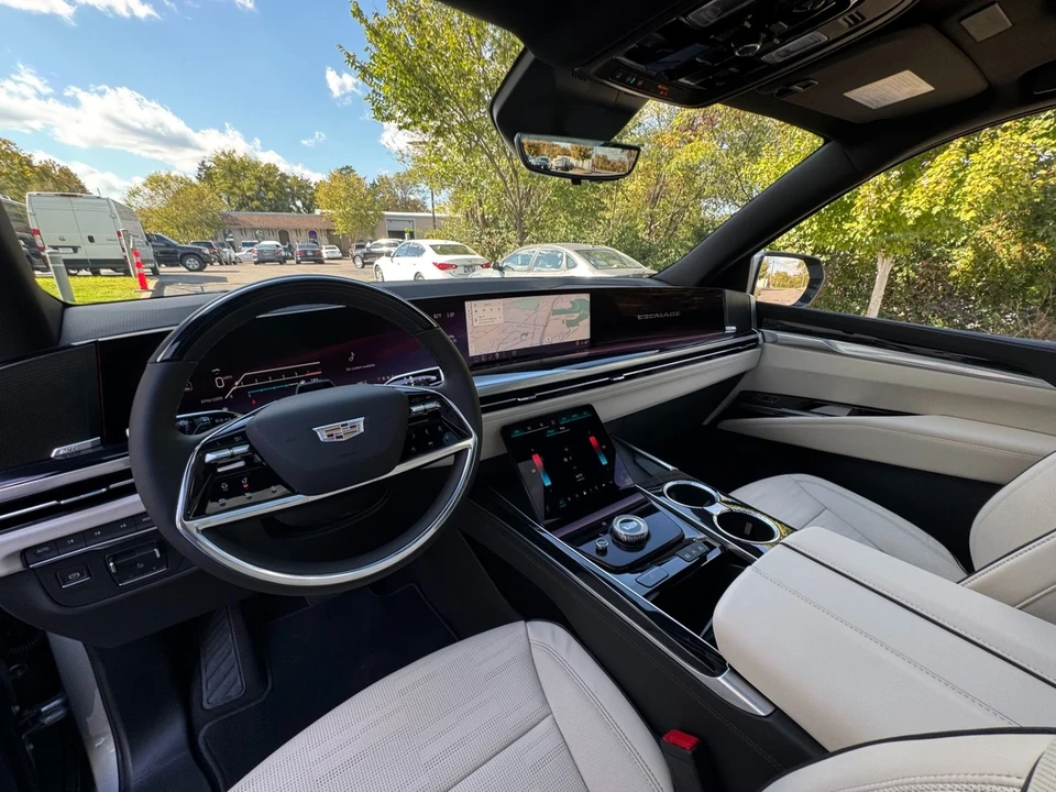 2025 Cadillac Escalade 5th Gen - Image 10 of 12
