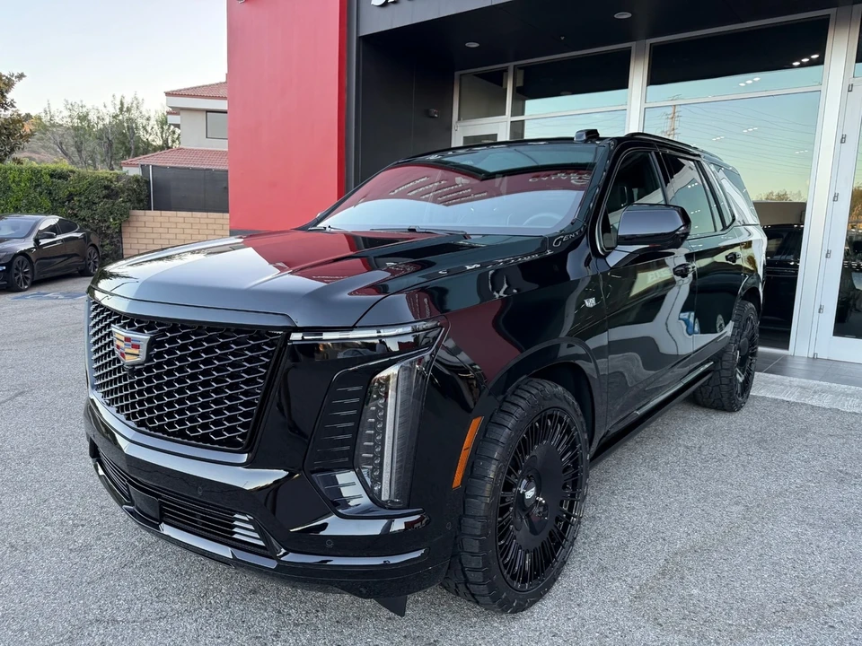 2025 Cadillac Escalade 5th Gen - Image 17 of 21