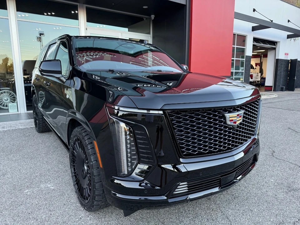 2025 Cadillac Escalade 5th Gen - Image 18 of 21