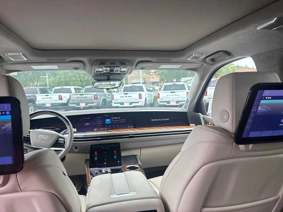 2025 Cadillac Escalade 5th Gen - Image 9 of 12