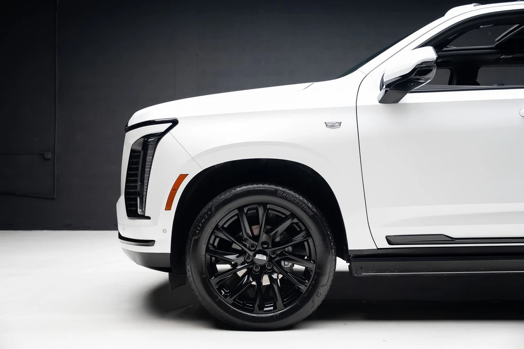 2025 Cadillac Escalade 5th Gen - Image 16 of 21