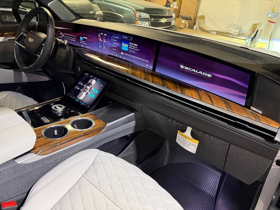 2025 Cadillac Escalade 5th Gen - Image 11 of 12
