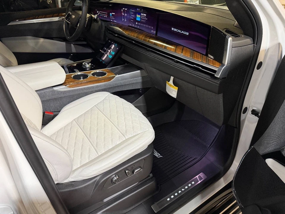 2025 Cadillac Escalade 5th Gen - Image 10 of 12