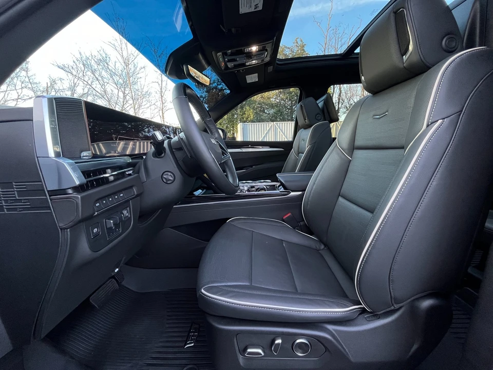 2025 Cadillac Escalade 5th Gen - Image 9 of 12