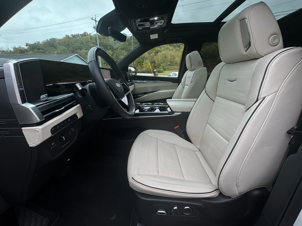 2025 Cadillac Escalade 5th Gen - Image 9 of 12