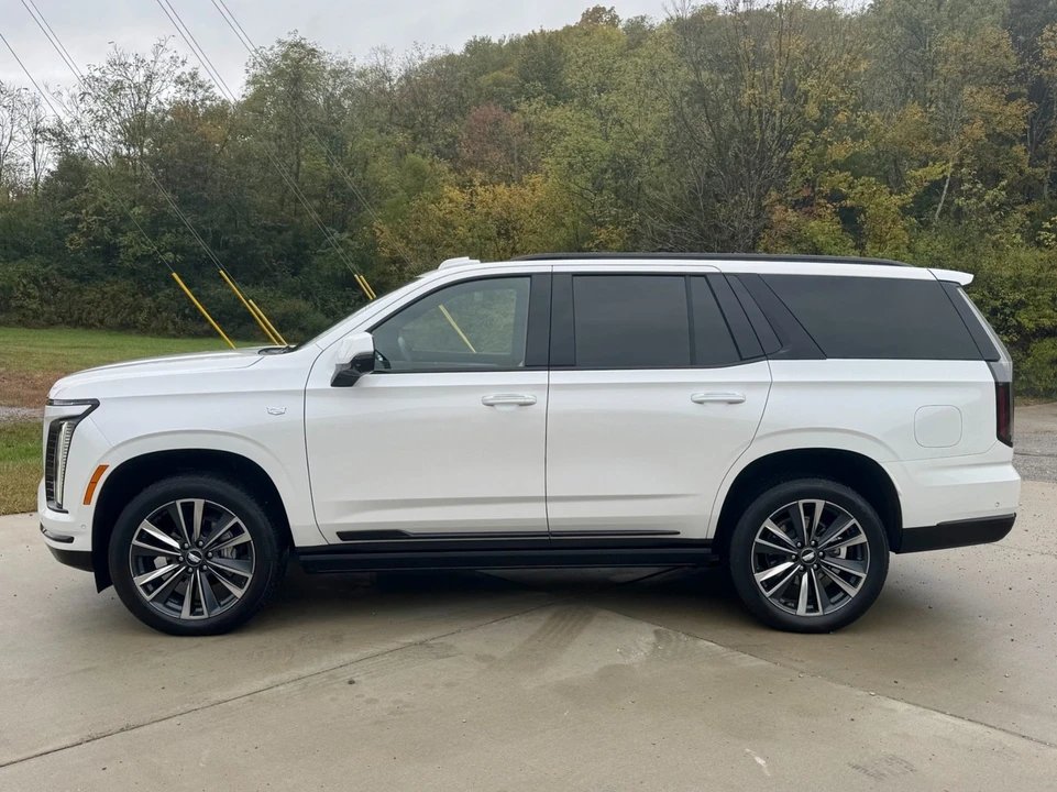 2025 Cadillac Escalade 5th Gen - Image 8 of 12
