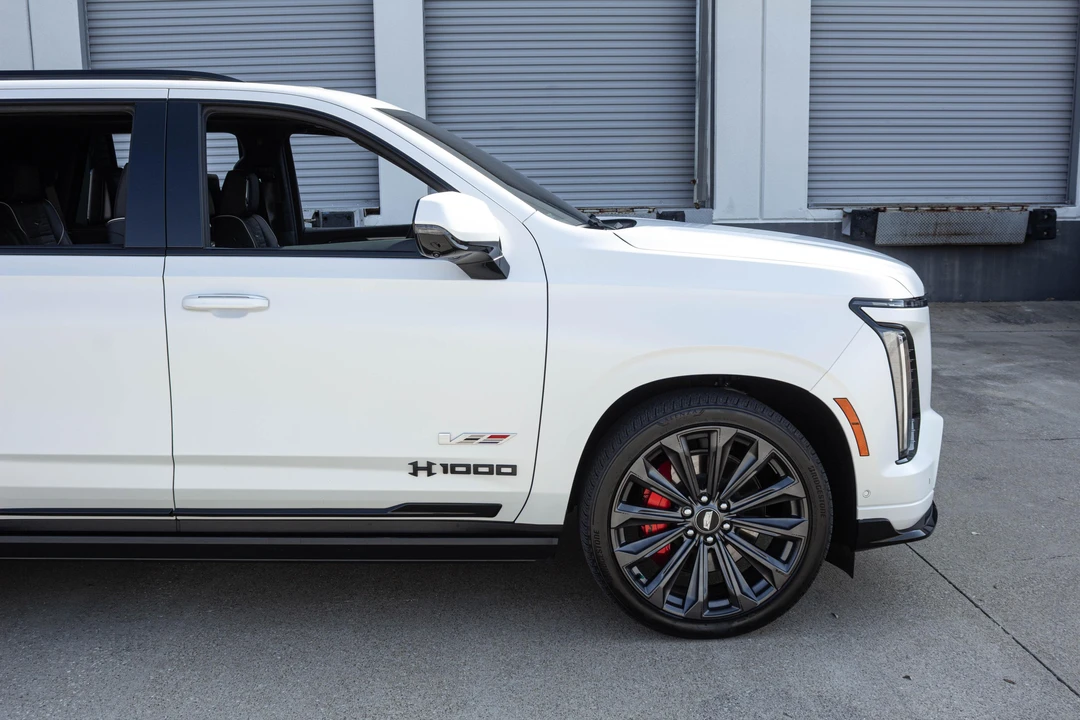 2025 Cadillac Escalade-V 5th Gen - Image 22 of 31