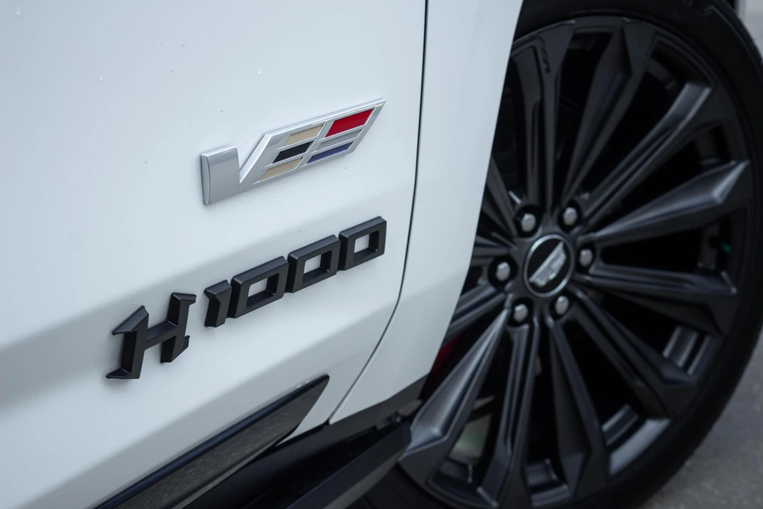 2025 Cadillac Escalade-V 5th Gen - Image 27 of 31