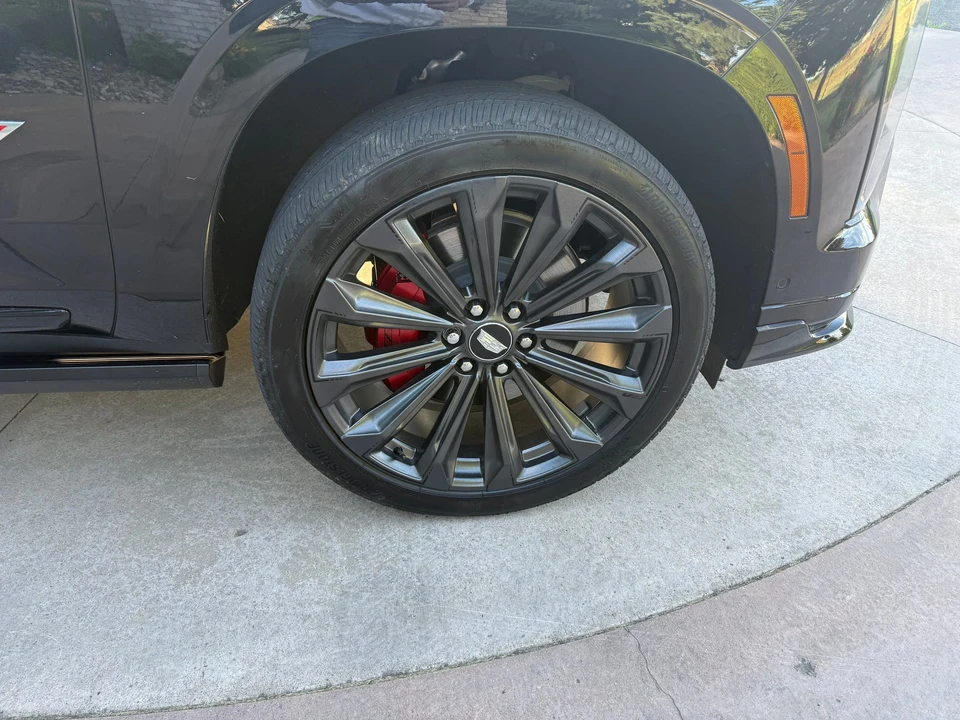 2025 Cadillac Escalade-V 5th Gen - Image 29 of 31