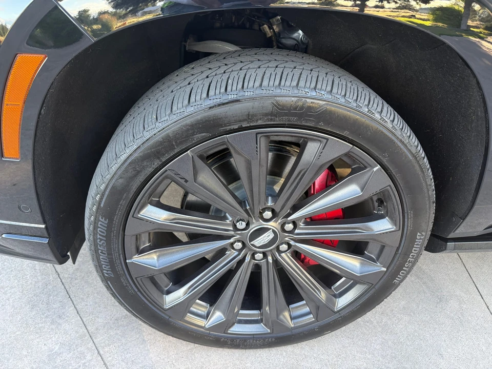 2025 Cadillac Escalade-V 5th Gen - Image 27 of 31