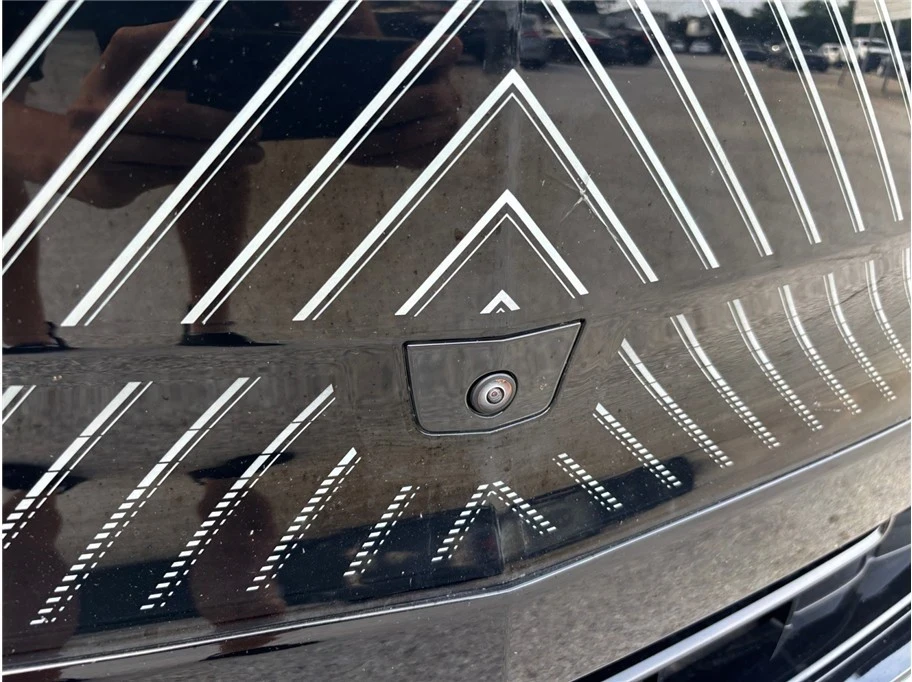 2025 Cadillac Lyriq - Image 15 of 21