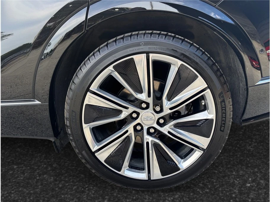 2025 Cadillac Lyriq - Image 16 of 21