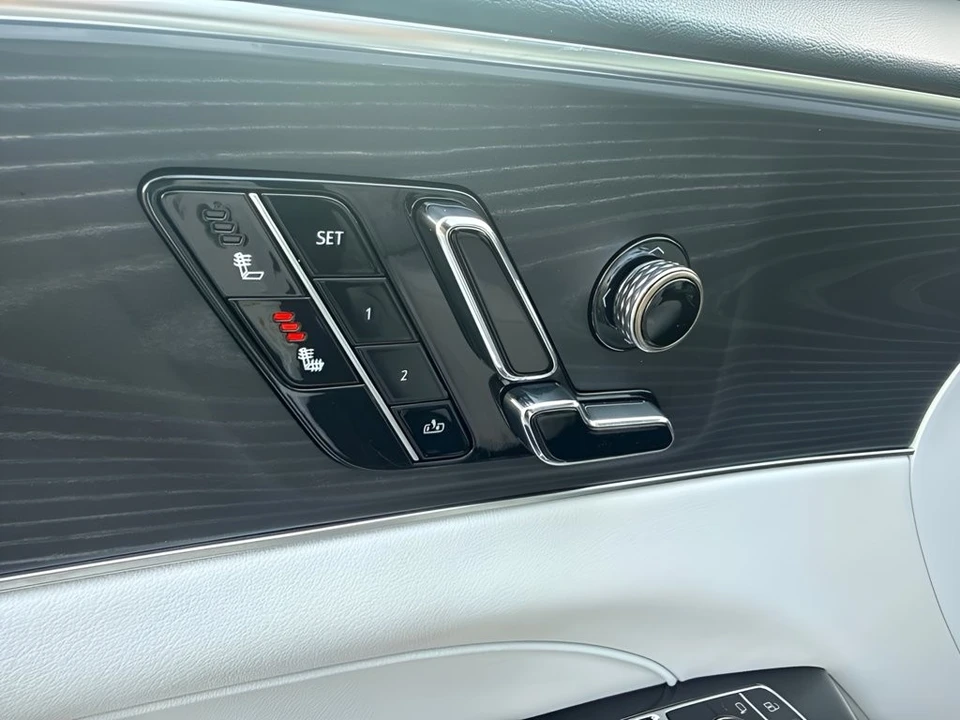 2025 Cadillac Lyriq - Image 21 of 31