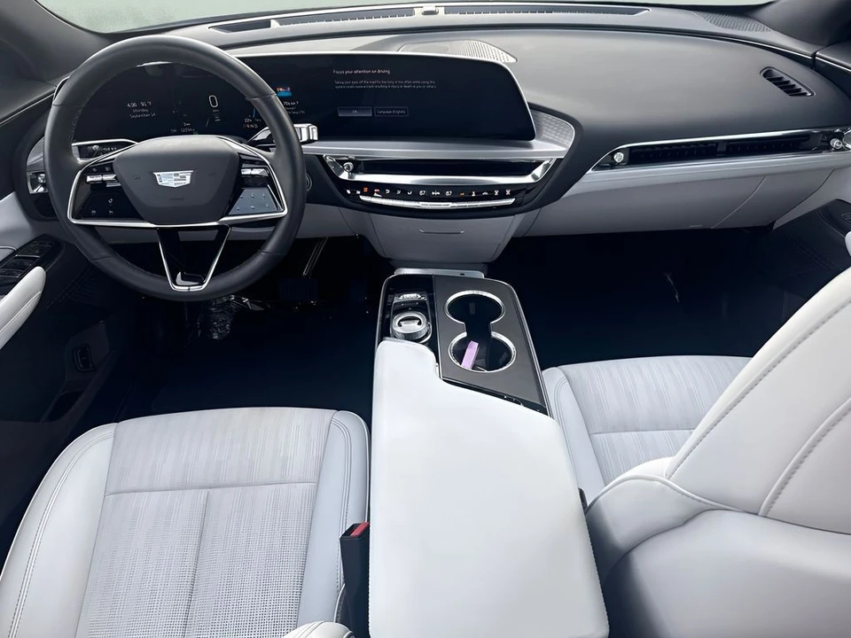 2025 Cadillac Lyriq - Image 24 of 31