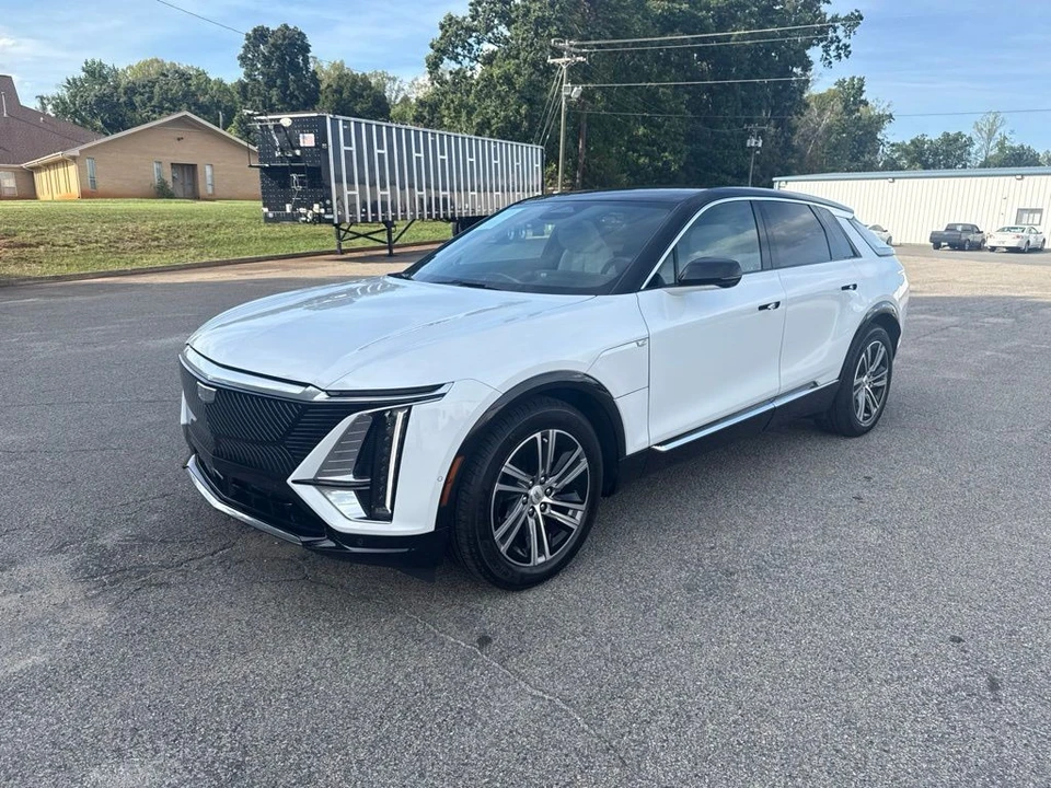 2025 Cadillac Lyriq - Image 2 of 31