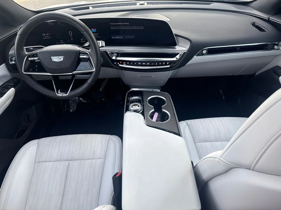2025 Cadillac Lyriq - Image 15 of 31