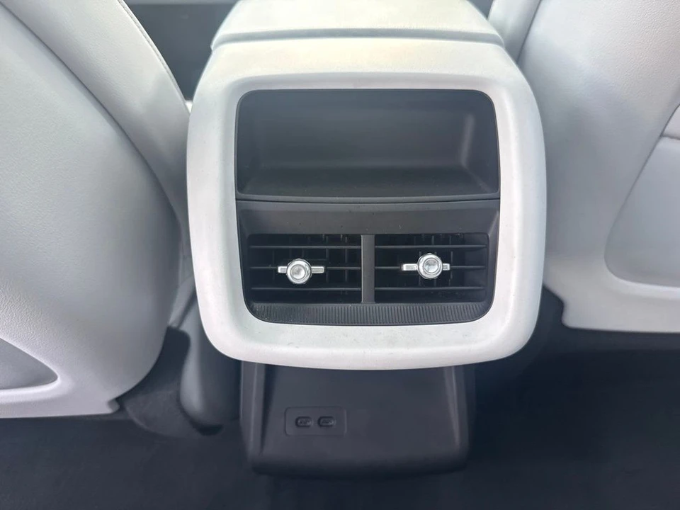 2025 Cadillac Lyriq - Image 14 of 31