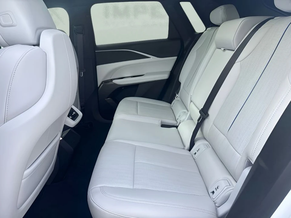 2025 Cadillac Lyriq - Image 22 of 31