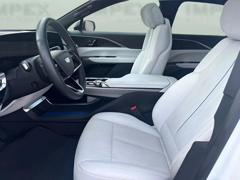 2025 Cadillac Lyriq - Image 19 of 31