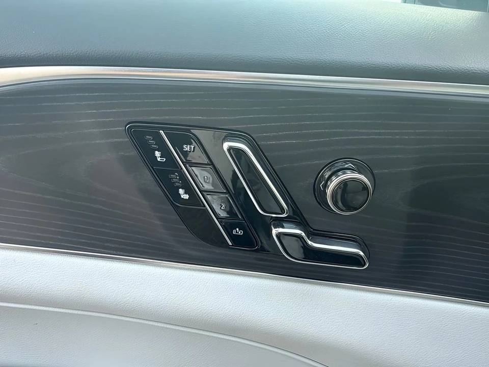2025 Cadillac Lyriq - Image 20 of 31
