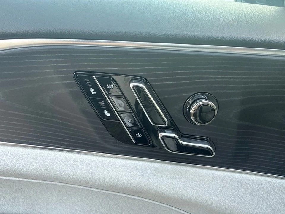 2025 Cadillac Lyriq - Image 11 of 31