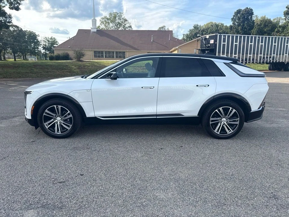 2025 Cadillac Lyriq - Image 3 of 31