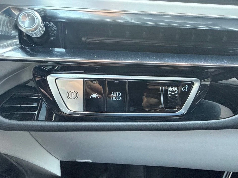 2025 Cadillac Lyriq - Image 25 of 31